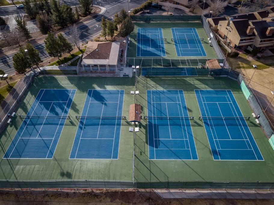 Villa 18 - 4 Bedroom! Year Round Heated Pool & Hot Tub! Games! Golf! Tennis! 圣乔治 外观 照片